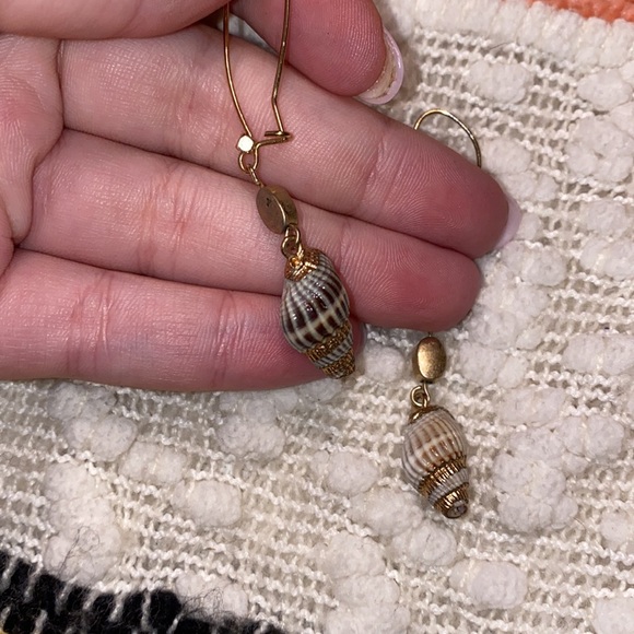 Shell earrings! How cute! - Picture 2 of 2